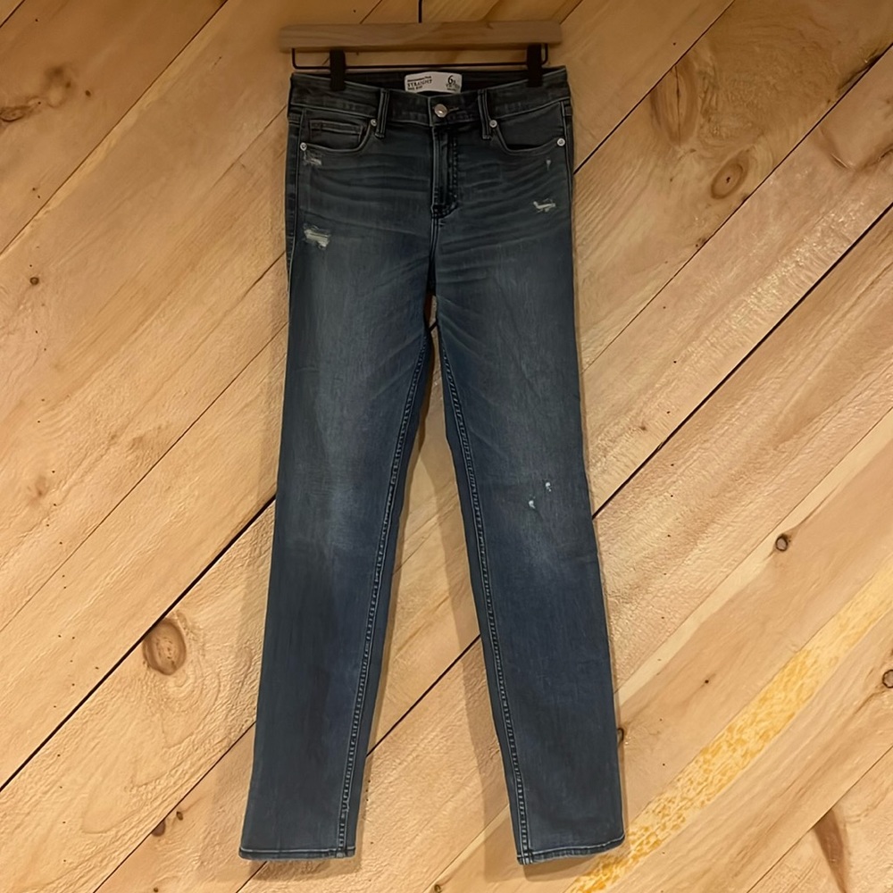 Abercrombie & Fitch Mid Rise Straight Leg Jean Size 6/28